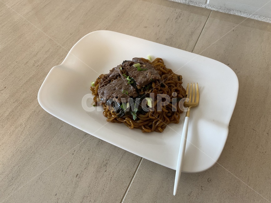 짜파구리,짜파게티,짜장라면,라면,짜장면,소고기,채끝살,점심,국수,너구리,흰접시,홈메이드,혼밥,집밥,포크,음식,한식,한국음식,koreanfood,noodles,noodle,blacknoodle,food