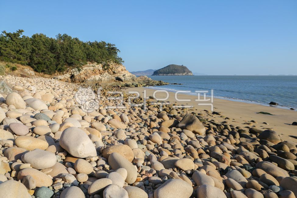 몽돌해변,오천몽돌해변,자갈,몽돌,돌,거금도,해변,백사장,모래사장,모래,바다,물,하늘,산,해안,야외,실외,파란색,전남,고흥군,고흥,한국,네이처,섬,물결