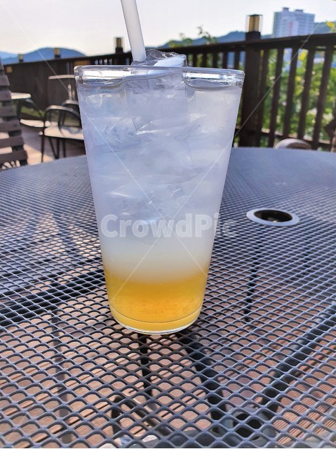 레몬소다,소다,음료,테이블,철제테이블,lemon,lemonsoda,cool,얼음,ice