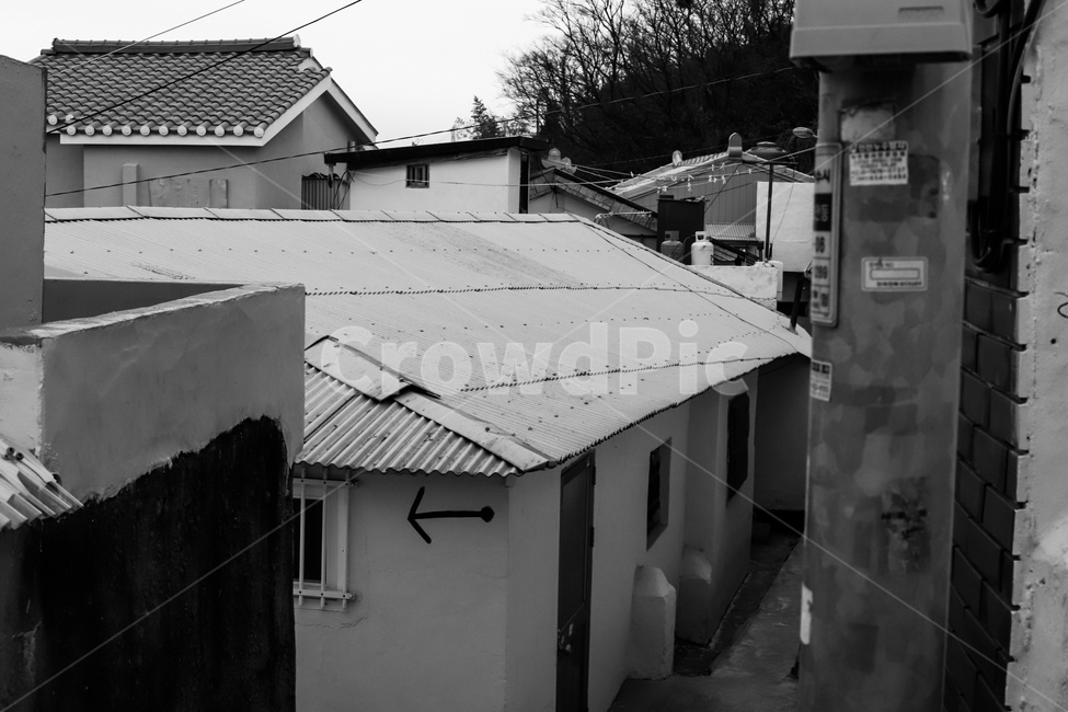 흑백,전봇대,골목,지붕,화살표,골목길,alley,흑백,모노톤,monochrome,black and white,roof