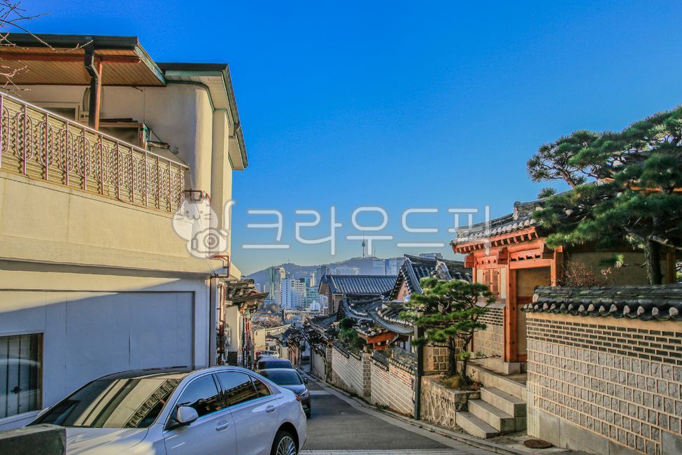 북촌한옥마을,북촌,한옥,한국,전통,건물,건축물,기와,지붕,돌담,벽,담,계단,옥외,자연,나무,식물,하늘,차량,도시,중심지,도심,도시경관,도로,city,metropolis,road,vehicle,자동차,난간,handrail