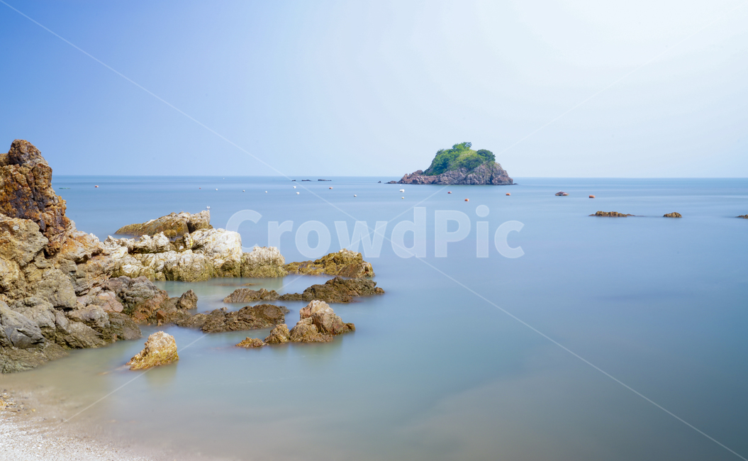 tide,sky,shape,spray,nature,island,Hat Rock,Baeksu Coastal Road,cobalt,water,rocky island,summer,rock,Beach,ocean,Yeonggwanggun,background,sight,season,Mt Geumgang,Baeksu Beach