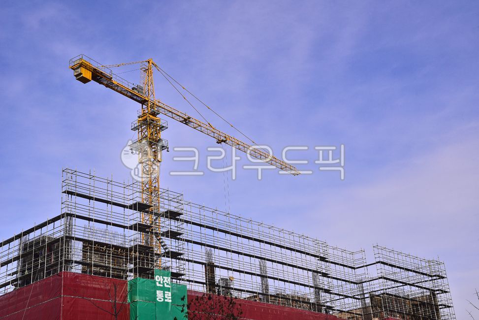 건설현장,건축현장,크레인,타워크레인,개발,건설업,건축업,현장,작업장,배경,기계,공사현장,백그라운드,야외,산업,옥외,건설크레인,기초공사,철골,아시바,비계,도시,신축공사,industrial,바탕,construction,작업,금속,가림막,constructioncrane,outdoors,푸른하늘,맑음,청명한
