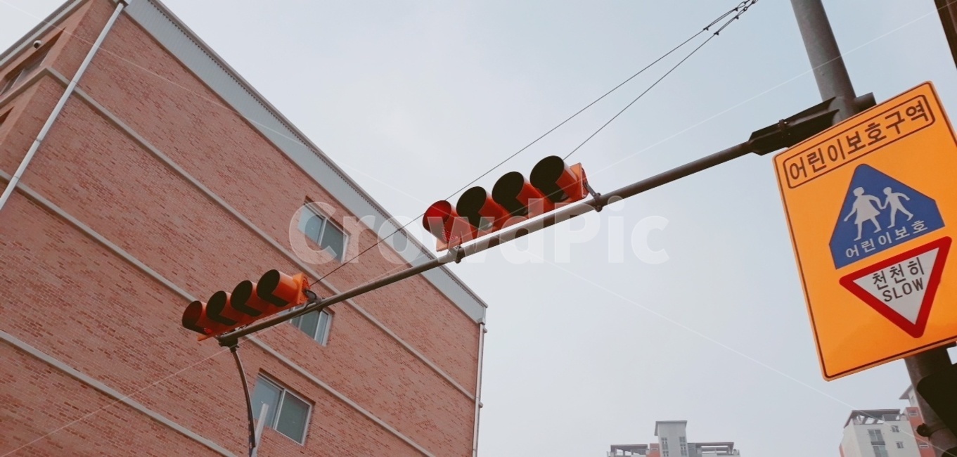 신호등,빨간불,표지판,신호,어린이보호구역
