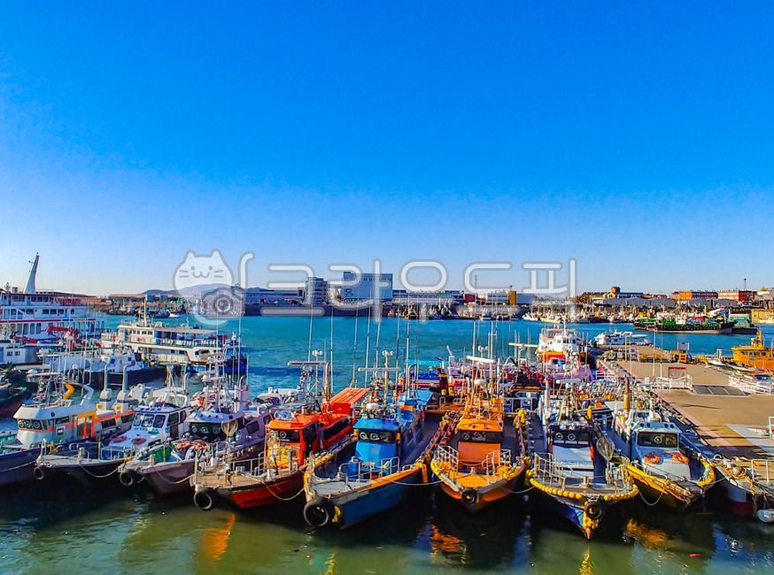 연안부두,인천부두,여객선,어선,관광선,바지선,바다,항만,항구,인천연안부두,어항,도크,포트,선박,배,고기잡이배,작은배,작은어선,정박,계류,계류장,안테나,pier,port,dock,마리나,배경,컴퓨터배경,부두,백그라운드,푸른하늘,감성