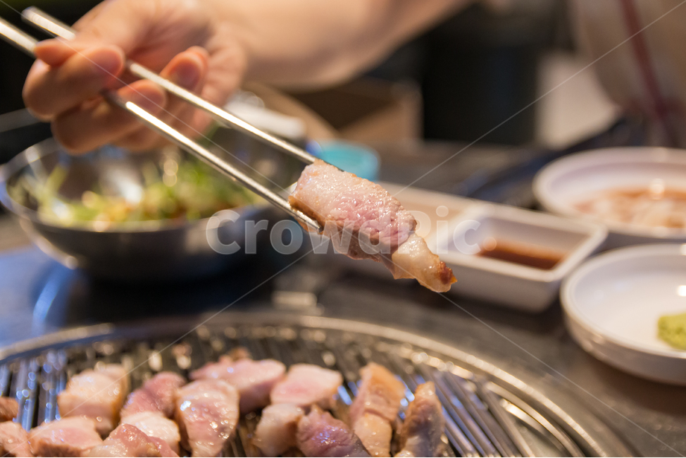 음식,오브젝트,삼겹살,가위,돼지고기,불판,오겹살,구이,음식점,삼겹살집,고기,살코기,자르기,요리,손,집게,맛집,된장국,된장찌개,찌개,맛있는,외식,상차림,반찬,소스,파채,파무침,젓가락