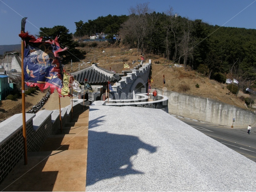 동래읍성,동문,인생문,부산,성곽,문화재,유적지,동래구,busan,korea,landscape,성,깃발,flag,역사,유적,한국,한국전통건축,석재,한국전통,한국문화,korean traditional,korean culture,건축물,건물외관,exterior,building,structure,architecture,construction