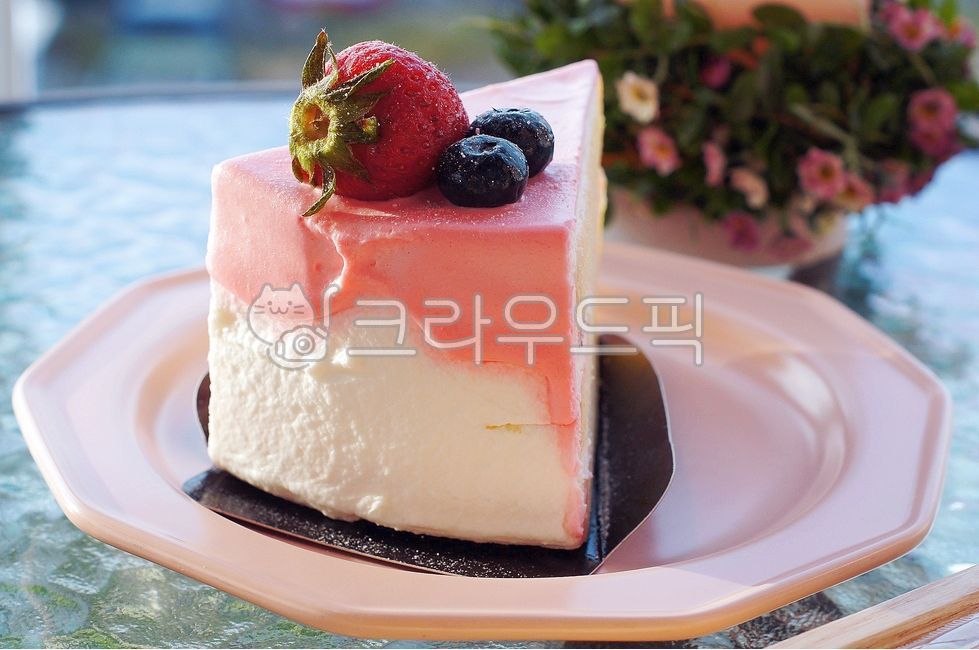pink cake,Strawberry cake,strawberry,strawberrycake,cafe,dessert,Cafe Menu,pinkdessert,pinkcake,pink dessert