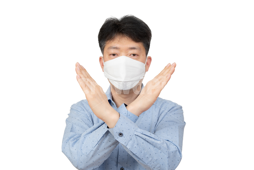 마스크,남자,남성,1인,상반신,흰색배경,누끼,하얀색배경,성인남자,아빠,한국인,일본인,중국인,아시아인,중년,40대,50대,하얀배경,중장년,건강,건강관리,의료,보건,질병,알레르기,알러지,감기,컨디션,인물,감염,전염병,에티켓,꽃가루,집먼지,미세먼지,의학,예방,코,얼굴,먼지,보호,일회용,인플루엔자,독감,배경,환절기,x,거부,반대,금지,N95,kf94,사람,인물,인간,human,person,남성,남자,man,male,감정표현,기분,feeling,emotion,누끼,remove background