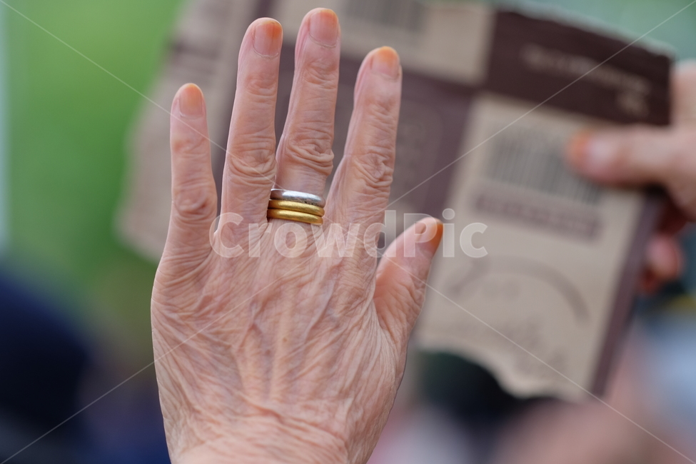 주름,손,할머니,어르신,노인,반지,박수,세월,흔적,인생,hand,grandmother,사람,인물,인간,human,person,신체일부,몸,body,노인,어르신,old man, senior citizen