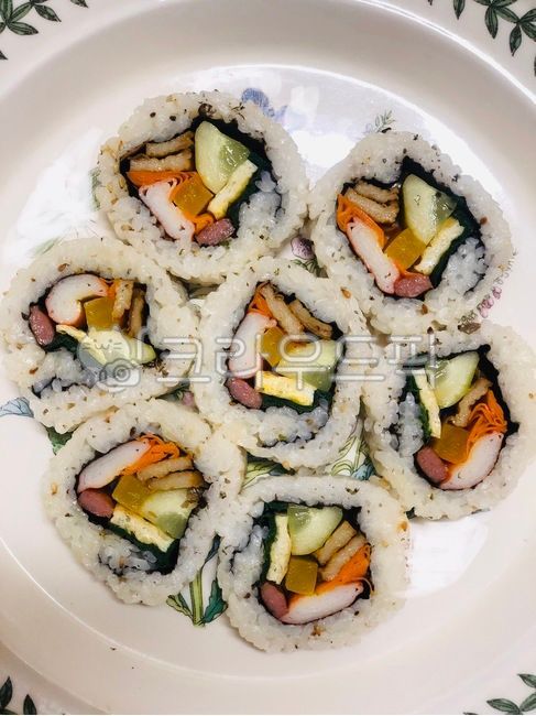 lunch,outing,kimbab,cucumber,pickled radish,vegetables,burdock,vegetable kimbap,stirfried fish cake,homecooked meals,ham,Korean food,ingredients,carrots,chives,eating alone,eggs,Gimbap,homemade,kimbap ingredients,seaweed,convenience food,picnic,rice,outdo