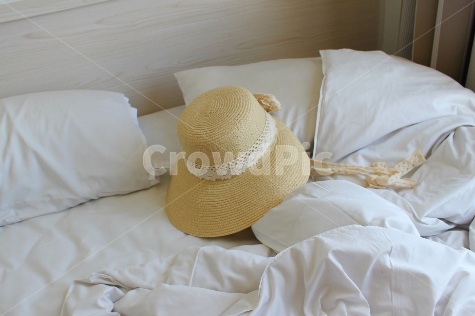 감성사진,침대,풍경사진,휴식,모자,밀짚모자,배게,hat,여행,travel,패션스타일,의상,fashion,style,휴식,힐링,rest,relaxation,healing,사물,물건,오브젝트,thing,object,matter