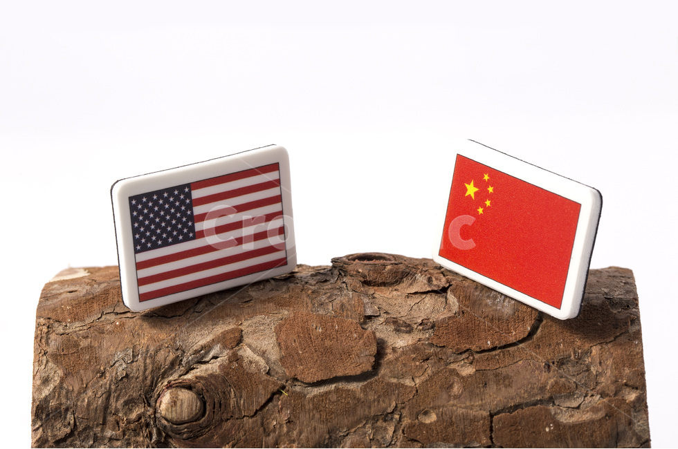 미국,중국,국기,flag,무역,전쟁,trade,국가,문화,민주주의,플래그,애국심,조각,자존심,기호,무역전쟁,세계,미국국기,중국국기,글로벌,경쟁,아메리카,차이나,상징,평화,레드,협정,나무,통나무,외나무다리,협상,외교,해외,외국,세계,foreign,oversea,world,비즈니스,사업,business,service,work,연출,컨셉,콘셉,direction,concept
