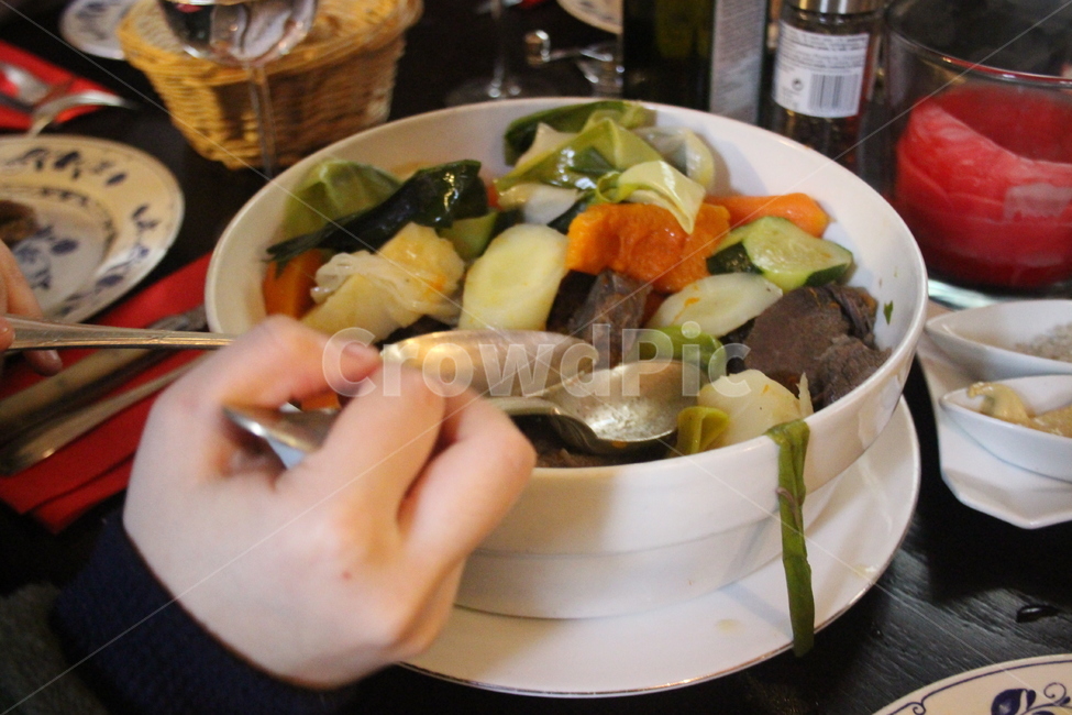 dish,요리,food,음식,meal,식사,스튜,레스토랑,접시,야채,고기,손,hand