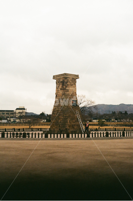 첨성대,경주,문화재,한국,신라,안전,점검,관리,한국전통,한국문화,koreantraditional,koreanculture,랜드마크,landmark,관광,관광지,감성,감성사진,빈티지,아날로그,필름,필름사진,필름카메라,film,filmcamera,sensible,feeling