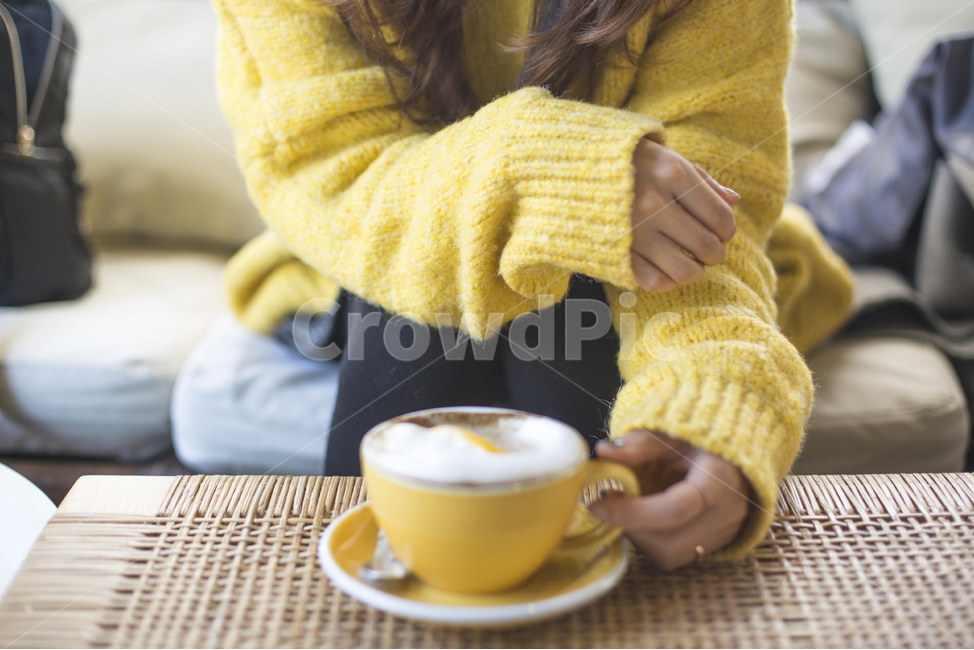 커피,카페라떼,라떼,노란색,니트,스웨터,오렌지,오렌지라떼,거품,노란컵,컵,머그컵,사람,여자,감성,아트,우유,원두커피,밀크,차,음료,테이블,커피잔,식품,카페,라떼아트,디저트,바리스타,노랑,사람,인물,인간,human,person,여성,여자,woman,female,lady,커피,카페,coffee,cafe,감성,sensible,feeling