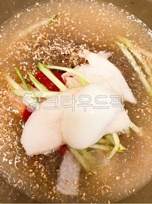 칡냉면,물냉면,냉면,고명,오이,계란,살얼음