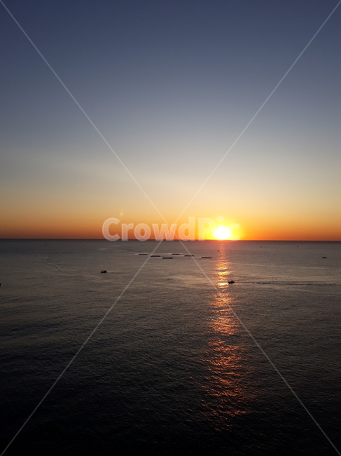 sunrise,southkorea,해돋이,속초,바다,자연,풍경,nature,landscape,outdoors,옥외,sunlight,햇빛,dusk,황혼,sunset,일몰,dawn,새벽,sky,하늘,red sky,붉은 하늘,flare,플레어,light,빛