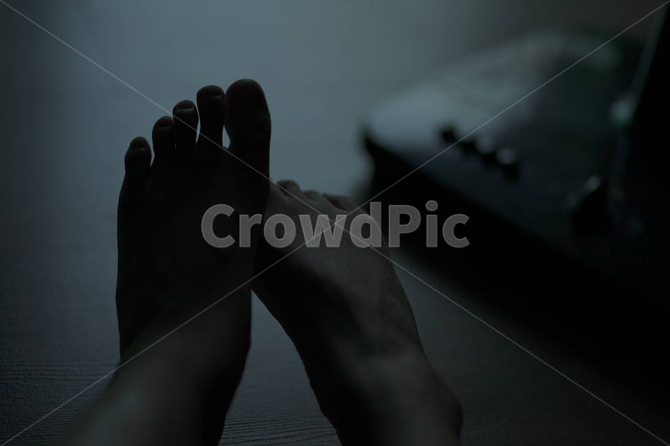 발,감성,쓸쓸함,lonly,foot,사람,인물,인간,human,person,신체일부,몸,body,공포,호러,무서운,무서움,horror,terror,fear,고독함,외로움,쓸쓸함,우울함,슬픔,lonely,solitary