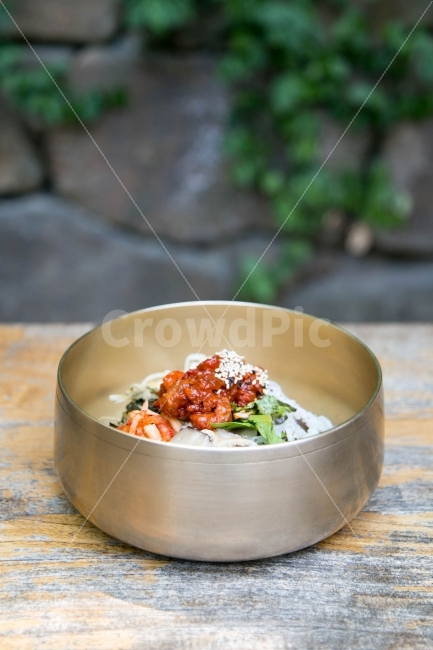 비빔밥,한식,한국음식,전통음식,음식사진,정갈한,건강식,맛있는,매콤한,건강한,깨끗한,정성스러운,고추장,나물,밥,식사,점심식사,밥상,끼니,깨,야채,채소,한그릇,유기그릇,경주,전주,전통,bibimbab,rice,mixed,meal,korea,korean,koreanfood,food,한국전통,한국문화,korean traditional,korean culture,음식,식재료,요리,food,cook,meal,dishes,food reserves,한식,한국음식,한국요리,korean food,korean dishes,korean meal,korean cook