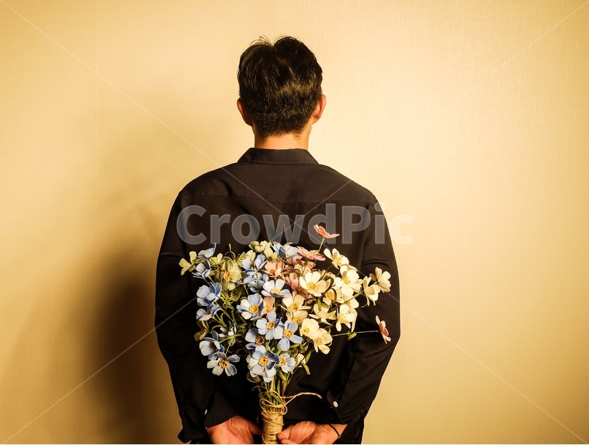 꽃,남자,뒷모습,프로포즈,고백,사람,인물,인간,human,person,남성,남자,man,male,기념일,축하,anniversary,congratulation,celebrate,celebration,연출,컨셉,콘셉,direction,concept