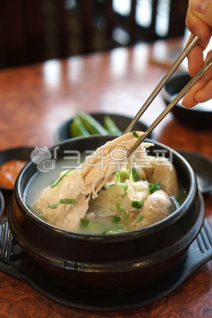 Radish kimchi,chicken,Samgyetang,Boknal Samgyetang,Three Boks,soybean paste,plate,green onion,bowl,Crunchy pepper,spirit world,Malbok,dog day,food,health food,duplication,meal,Ttukbegi,dish,Chobok,earthen pot,Ssamjang,Sambok heat