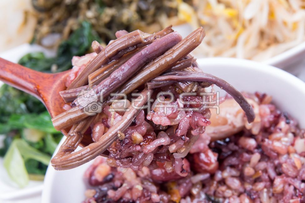 오곡밥,정월대보름,숫가락,상차림,대보름,나물,오곡,찰밥,전통,한국음식,한국요리,전통음식,전통문화,잡곡밥,밥,식사,보름,접시,그릇,한식,반찬,밥반찬,고사리,고사리나물