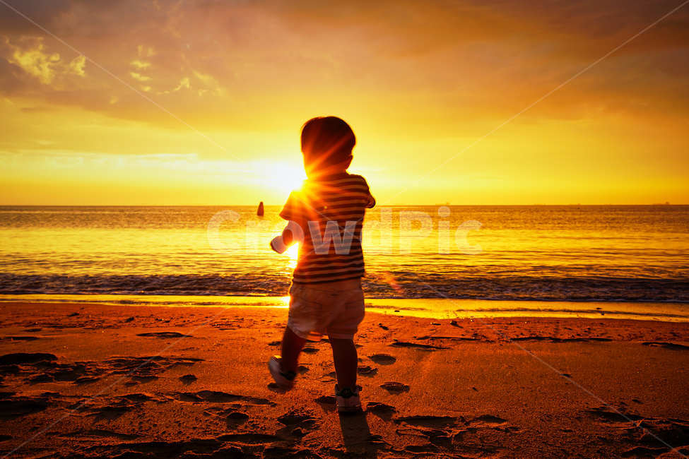 남자아기,아이,소년,석양,바다,서해안,노을,해변,바다,beach,sea,사람,인물,인간,human,person,어린이,어린아이,child,children,kid
