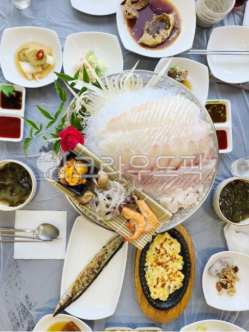 seafood,table setting,dining table,Korean,episode,Assorted sashimi,food,feast,meal,side dish,Hanjeongsik,fish,generous,One table setting,cooking,raw fish restaurant