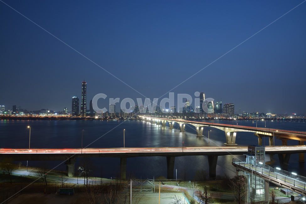 night view,Han River Bridge,Wonhyo Bridge,downtown,long exposure,construct,building,Han River,Street lamp,light,fire,bridge