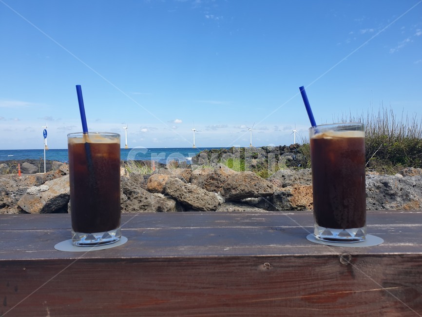 coffee,커피,straw,빨대,야외,view,outdoors,sky,하늘,음료수,drink,beverage,커피,카페,coffee,cafe