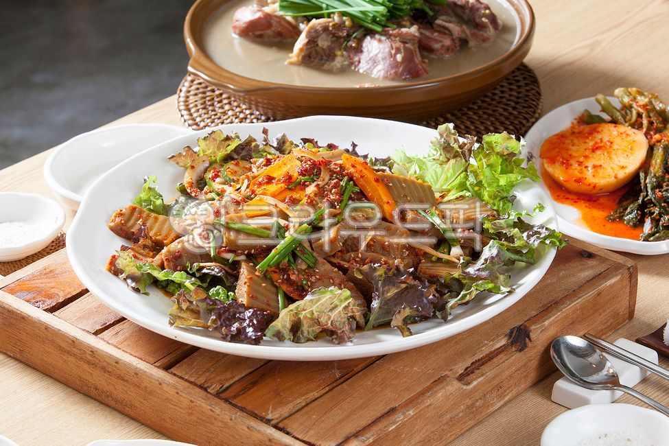 도토리묵,도토리,건강식,영양식,막걸리안주,술안주,묵,묵요리,도토리요리,민속음식,토속음식,전통음식,민속주점,먹거리,먹방,부추,당근,오이,오리백숙,김치,마늘,트레이,상추,원목트레이,오리,백숙,백숙요리,원기회복,요리,음식,식사,식당,라탄트레이,라탄,대나무받침,원목받침,수건받침,물수건받침,수저받침,수저,묵사발,양념,소스,한식,음식,식재료,요리,food,cook,meal,dishes,food reserves