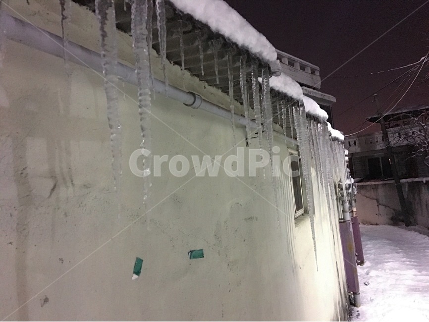 겨울,겨울풍경,고드름,눈,골목길,풍경,길거리,집,시골,겨울,계절,winter,season,시골,마을,풍경,landscape,country,rural,town,야경,밤,nightscape,night,골목길,alley,nature,자연,outdoors,옥외,ice,빙,snow,icicle