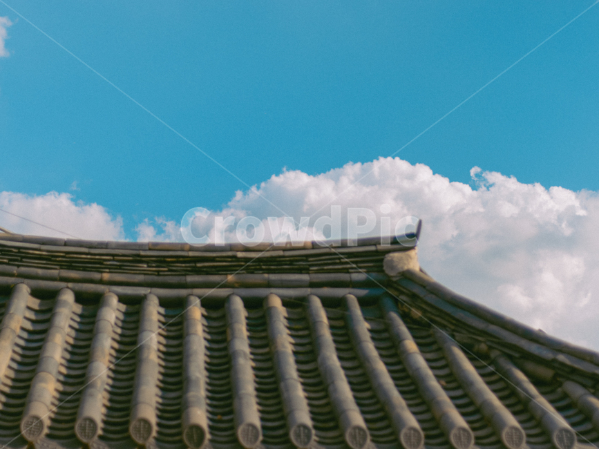 지붕,roof,맑은날,구름,하늘,맑은하늘,한국전통,한국문화,korean traditional,korean culture,건축물,건물외관,exterior,building,structure,architecture,construction