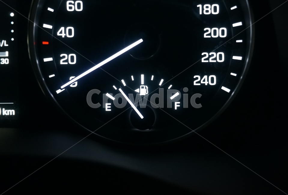 자동차,연비,연료게이지,속도계,기름탱크,주유구,만탱크,교통,교통수단,traffic,transportation,gauge,계량기,wristwatch,손목 시계