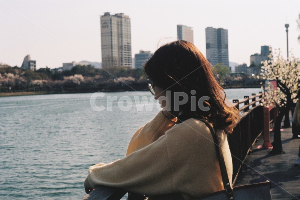 여자,석촌호수,필름카메라,안경쓴사람,옆모습,단발,중단발,여자사람,노란색니트,봄,필카,호수,감성사진,사람,인물,인간,human,person,여성,여자,woman,female,lady