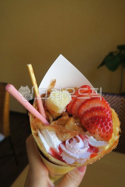 parfait,snack,Strawberry Crepe,strawberry,Snacks,Daldaguri,food