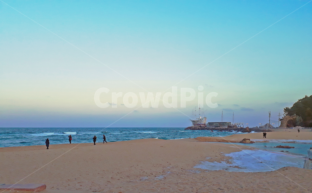 바다,해변,배,sea,shore,ocean,물,water,겨울,얼음,바닷가,하늘,배경,자연,풍경,저녁,해질녘,person,human,사람,인간,해변,바다,beach,sea