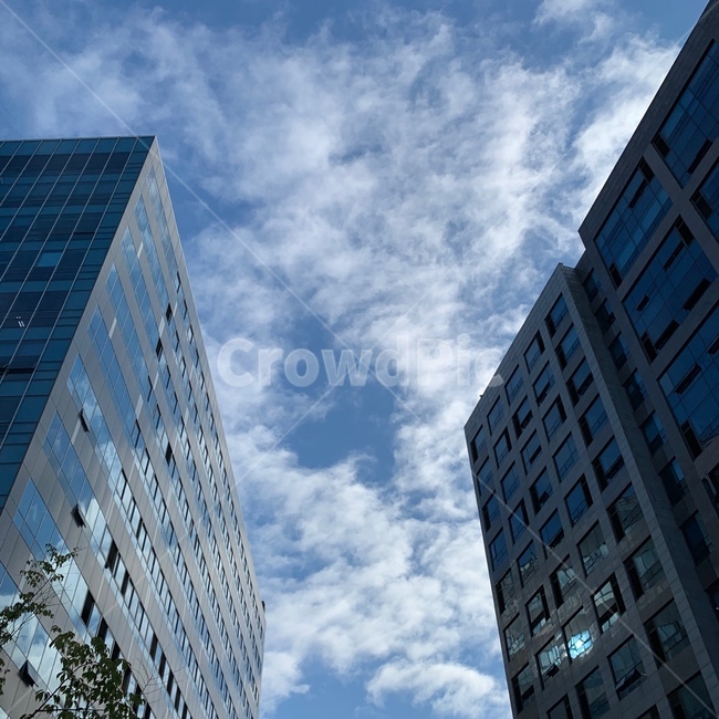 officebuilding,사무실건물,building,건물,sky,뭉게구름,구름,하늘,cloud,weather,날씨,자연,nature,건물사이,푸른하늘,도시,풍경,city,landscape