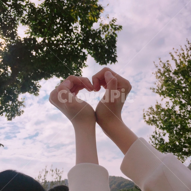 손,하트,하늘,자연,손하트,사람,인물,인간,human,person,신체일부,몸,body,감정표현,기분,feeling,emotion