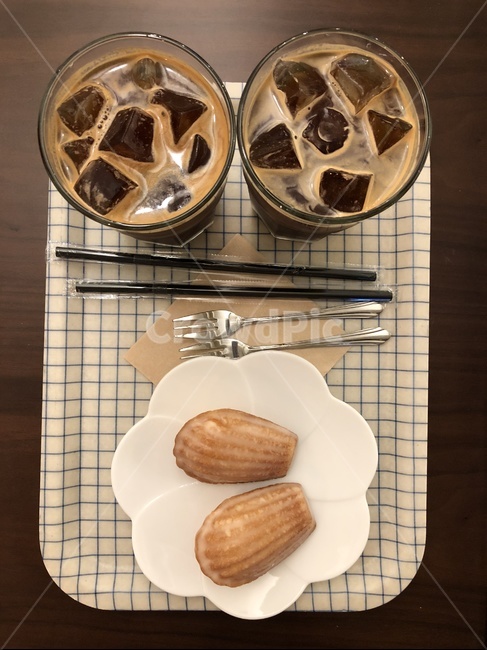 카페,커피,아메리카노,마들렌,푸드,데코레이션,빨대,포크,얼음,접시,쟁반,테이블,나무,격자,음식,식재료,요리,food,cook,meal,dishes,food reserves,디저트,간식,후식,dessert,snack,커피,카페,coffee,cafe
