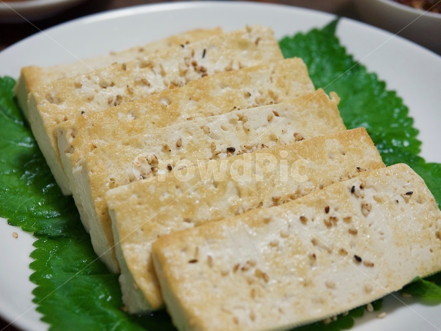 두부,두부구이,깻잎,한국음식,식품,한식,한국문화,음식,한국,배경,음식문화,웰빙,문화,아시아,아시아음식,접시,전통,젓가락,두부요리,요리,음식,식재료,요리,food,cook,meal,dishes,food reserves,한식,한국음식,한국요리,korean food,korean dishes,korean meal,korean cook