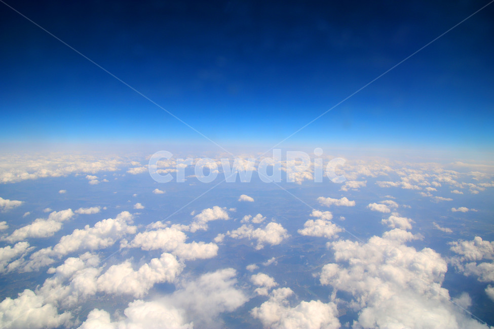 cloud,sky,horizon,airplane,airplane clouds