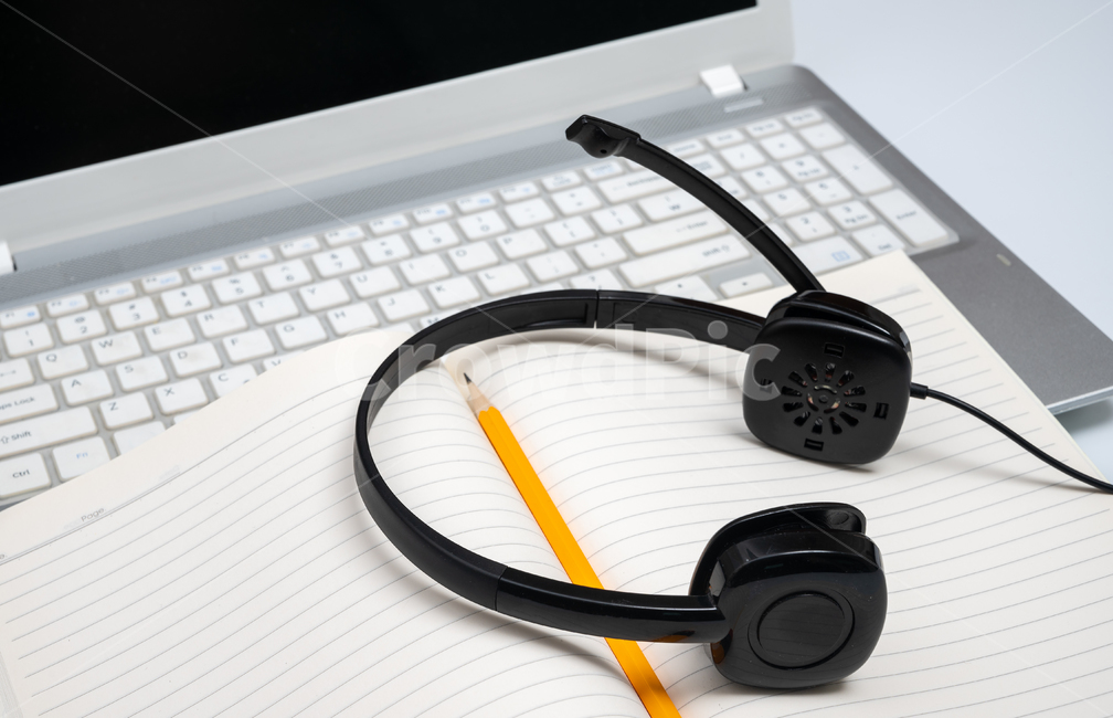 온라인,교육,인터넷,인강,인터넷강의,강의,이러닝,노트북,컴퓨터,기술,테크놀로지,공책,연필,필기구,키보드,노트,필기장,네트워크,코로나바이러스,코로나19,covid19,수학,과학,공부,학습,자율학습,가정교육,가정,디지털,ebook,학업,통신,커뮤니케이션,컨셉,개념,방학,개학,자기주도학습,통신교육,원격,학교,화면,사이버,대학,대학교,수업,coronavirus,헤드셋,헤드폰,정보통신기술,전자기기,전자제품,it,information,technology,electronic equipment,교육,학교,공부,education,learning,study,school