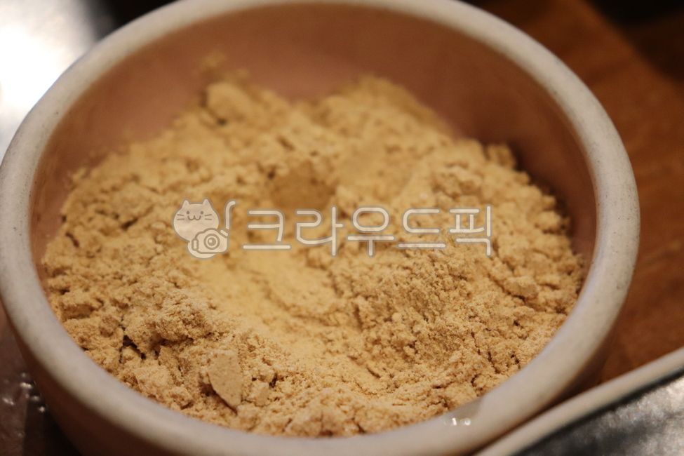 Soybean powder,soybean powder,injeolmi powder,roasted soybean powder,traditional snack,Korean dessert,Korean traditional food,rice cake topping,dessert topping,savory taste,soybean powder dish,injeolmi topping,soybean powder,healthy snack,Ko