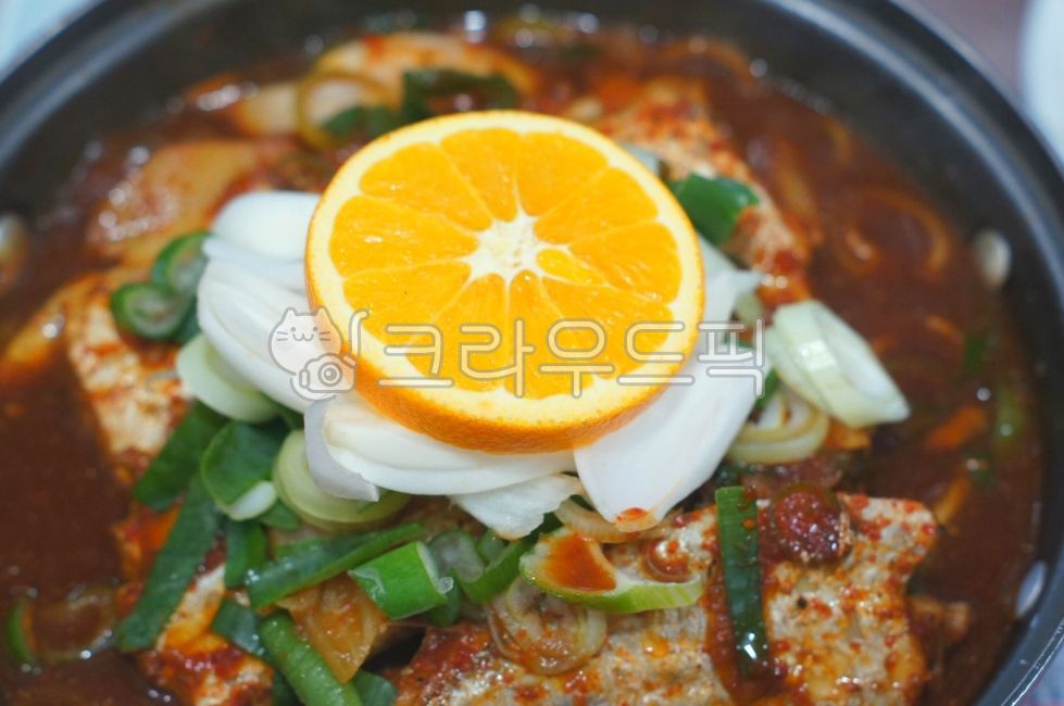 ,stewedjejubeltfish,plating,Braised cutlassfish,local food,fishdishes,Jeju local food,jejulocalfood,fishcuisin,Orange,galchijorim,Korean food,kfood,cooking,foodpresentation,mandarin,seafood,citrus fruits,food,braisedcutlassfish,orange,citrusfruit,fish dis