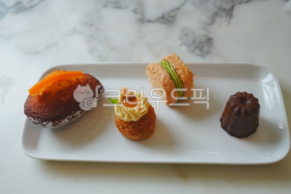 디저트,달달한,까눌레,대리석테이블,쟁반,접시,휘낭시에,sweets,food,음식,confectionery,과자