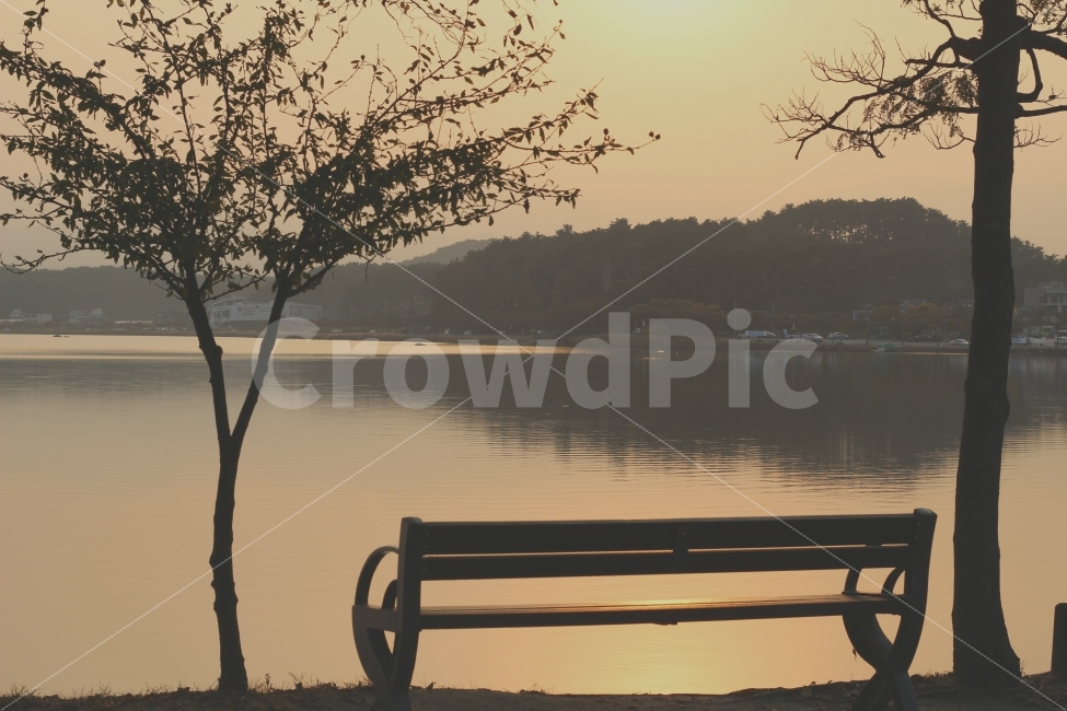 강릉,여행,호수,벤치,노을,감성,혼자여행,나른함,반영,자연,풍경,nature,landscape,한국자연풍경,한국자연경관,korea nature landscape,감성,sensible,feeling,휴식,힐링,rest,relaxation,healing,furniture,가구,bench,park bench,공원 벤치