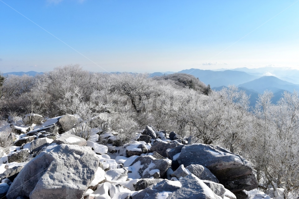 태백산,설경,상고대,눈꽃,풍경,겨울,겨울왕국,서리꽃,눈,천제단,자연,스포츠,등산,산행,nature,snow,설국,겨울풍경,느낌,아름다운,신비로운,경이로운,다큐,필,디자인,힐링,명산,국립공원,순백,landscape,winter,season,영산,문수봉,돌탑,조망,소문수봉,겨울,계절,winter,season,자연,풍경,nature,landscape,한국자연풍경,한국자연경관,korea nature landscape,rubble,파편