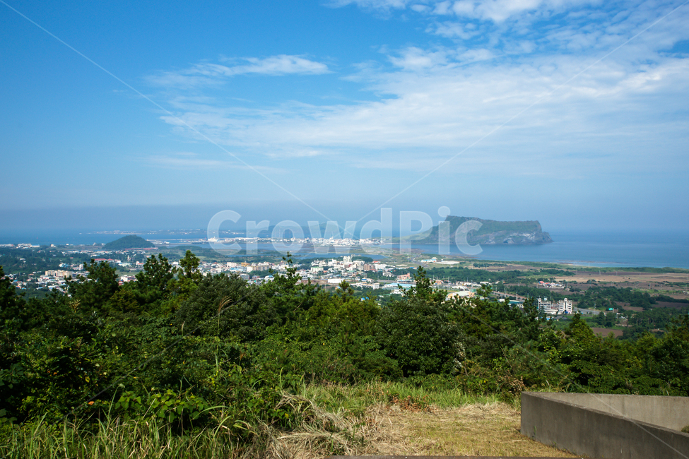제주도,우도,하늘,파란,바다,푸른,코발트색,오름,산,나무,자연,야외,관광지,수평선,구름,자연,풍경,nature,landscape,한국자연풍경,한국자연경관,korea nature landscape,제주도,jeju,jeju island,outdoors,옥외,land,땅,water,물,shoreline,해안선,ocean,대양,sea,coast,연안